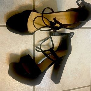 Shoe Dazzle Black platform shoe